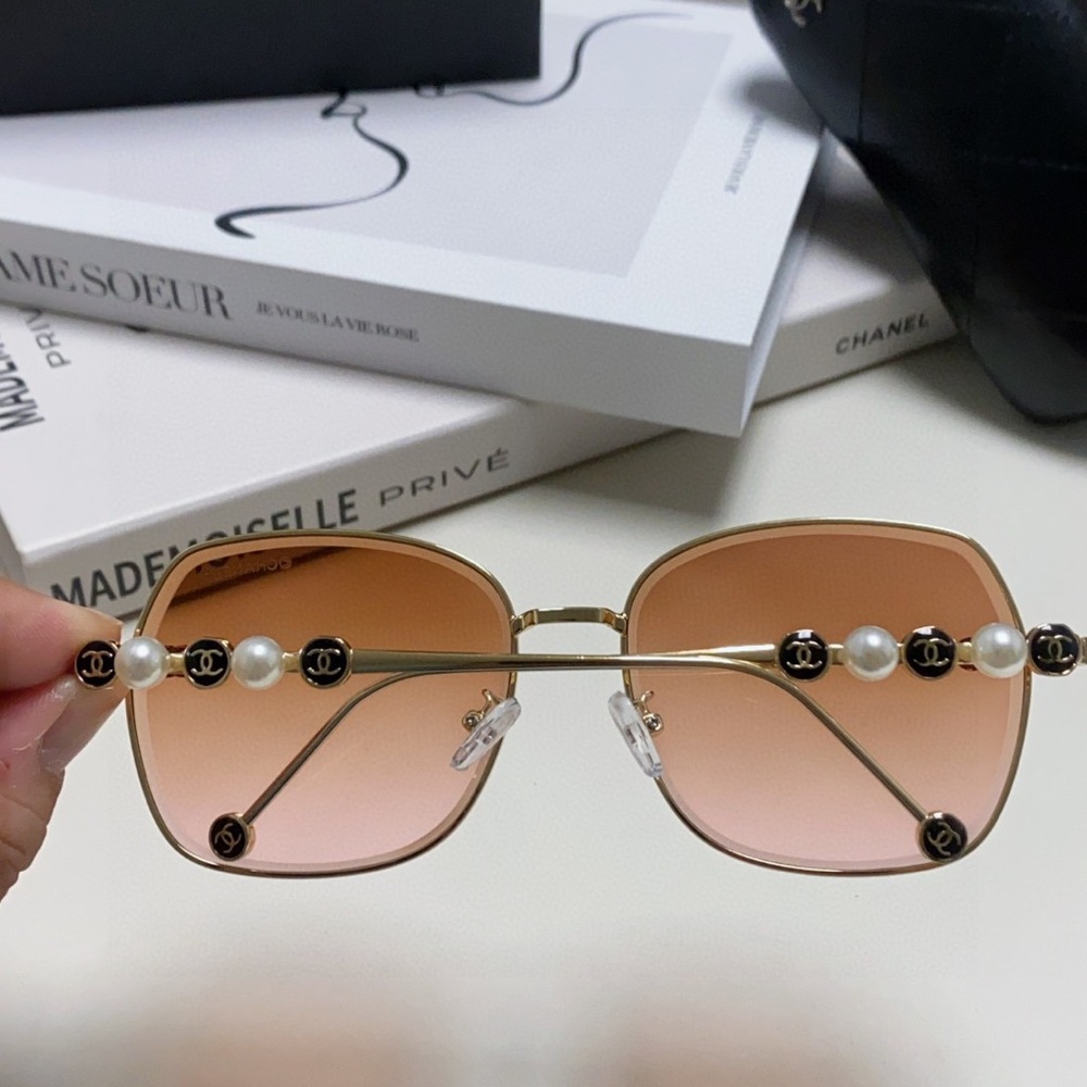 CHANEL Gold Frame Pink Gradient Lens Sunglasses - Picture 4 of 8